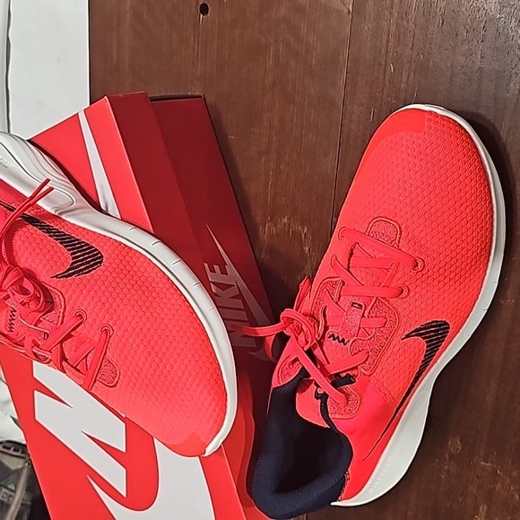 Nike - Picture 2 of 4